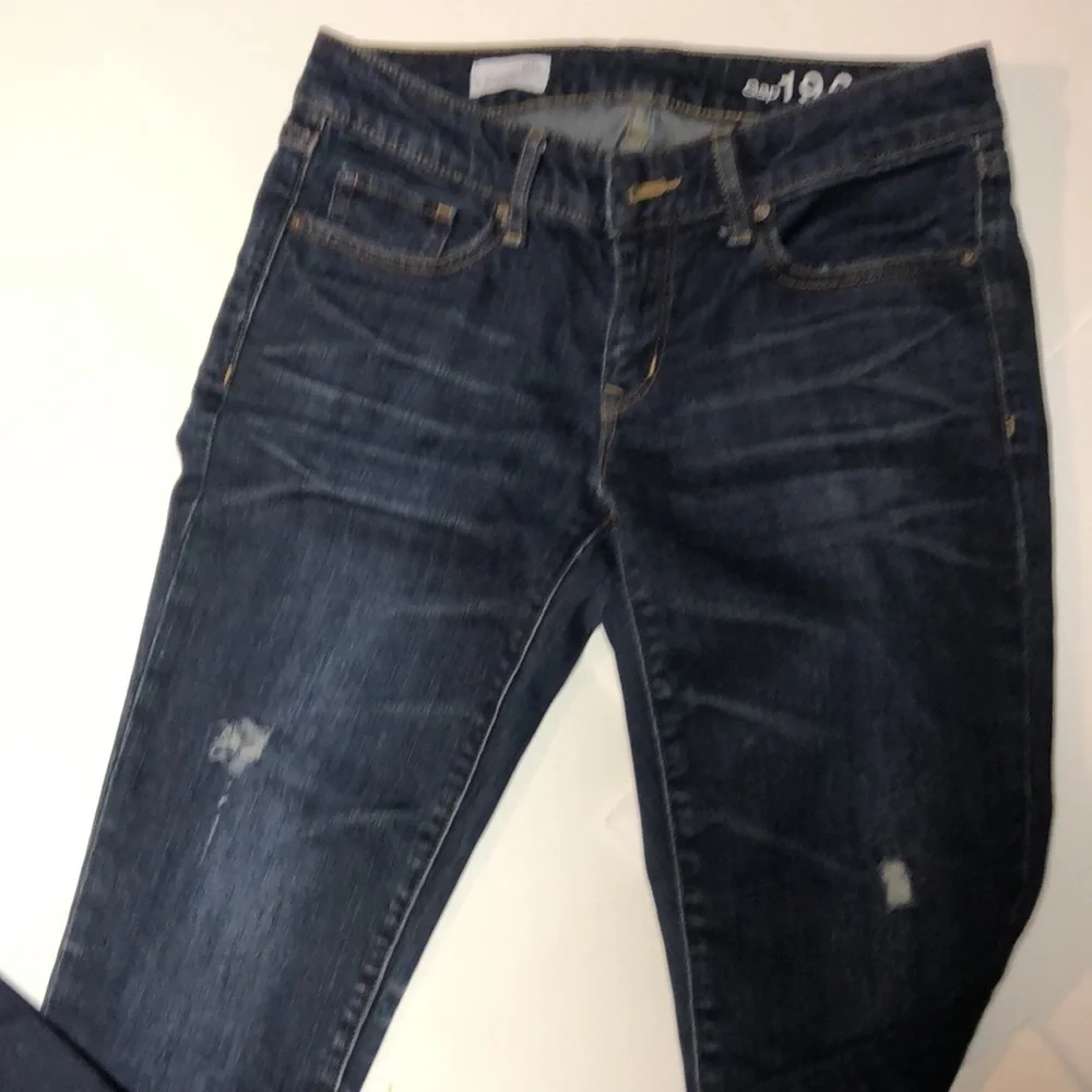 GAP 1969 Always Skinny stonewashed slightly distressed denim dark jeans. Size26R